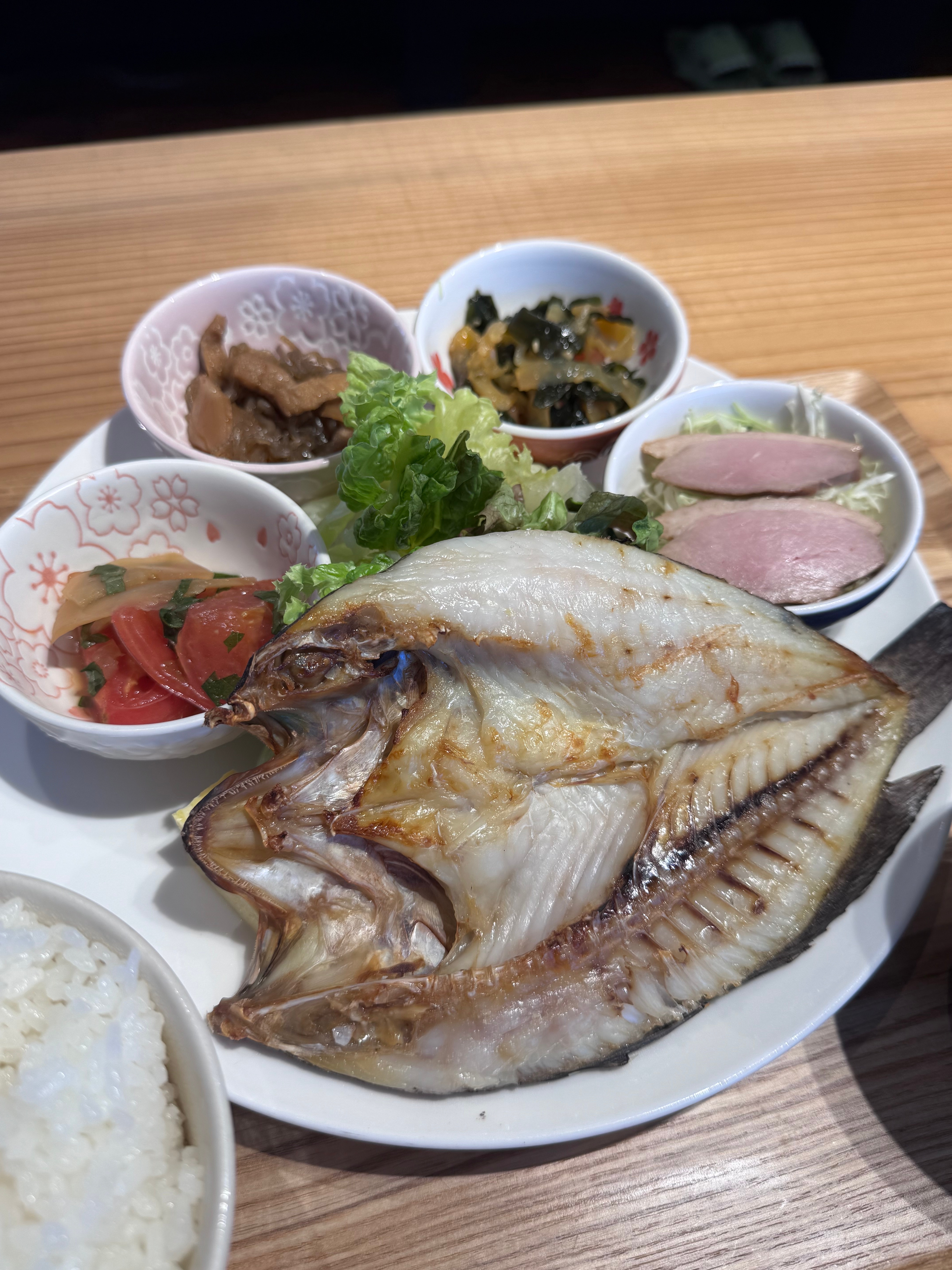 【高知・南国市】釣って、干して、焼く。料理長の手仕事が光る「キッチン葉月」の焼き魚定食|カフェ山のツーリング飯