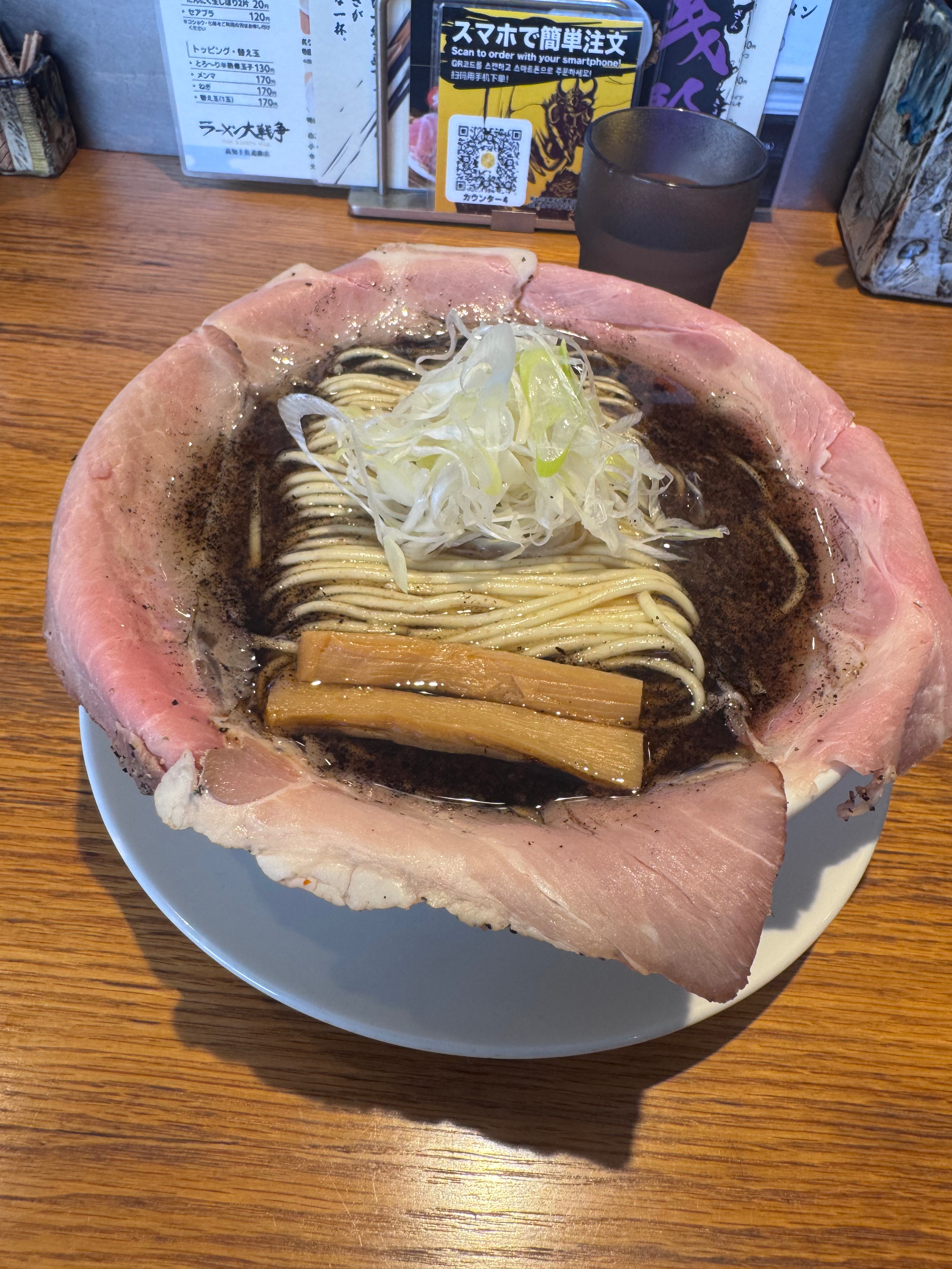 🔥【高知グルメ】衝動の名を冠する一杯。ラーメン大戦争 高知土佐道路店｜人類みな麺類グループの魂のラーメン