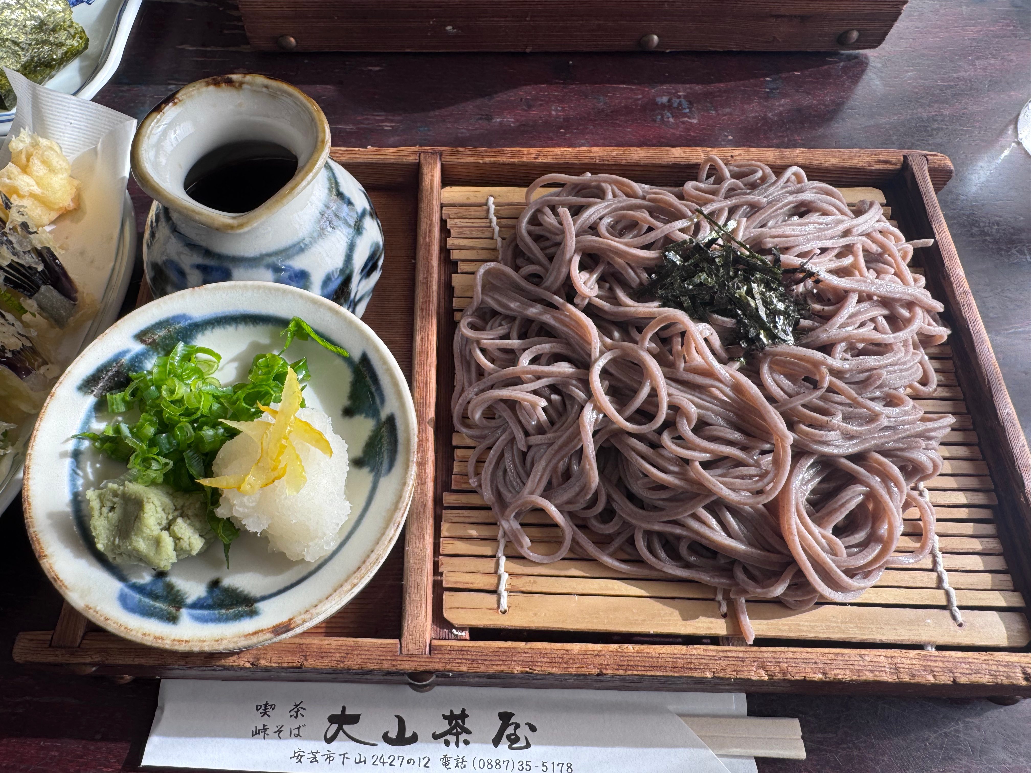 安芸市・大山茶屋】海辺の癒し蕎麦屋で味わう“古の出汁”と、猫のいるオーシャンビューランチ🐾🍵