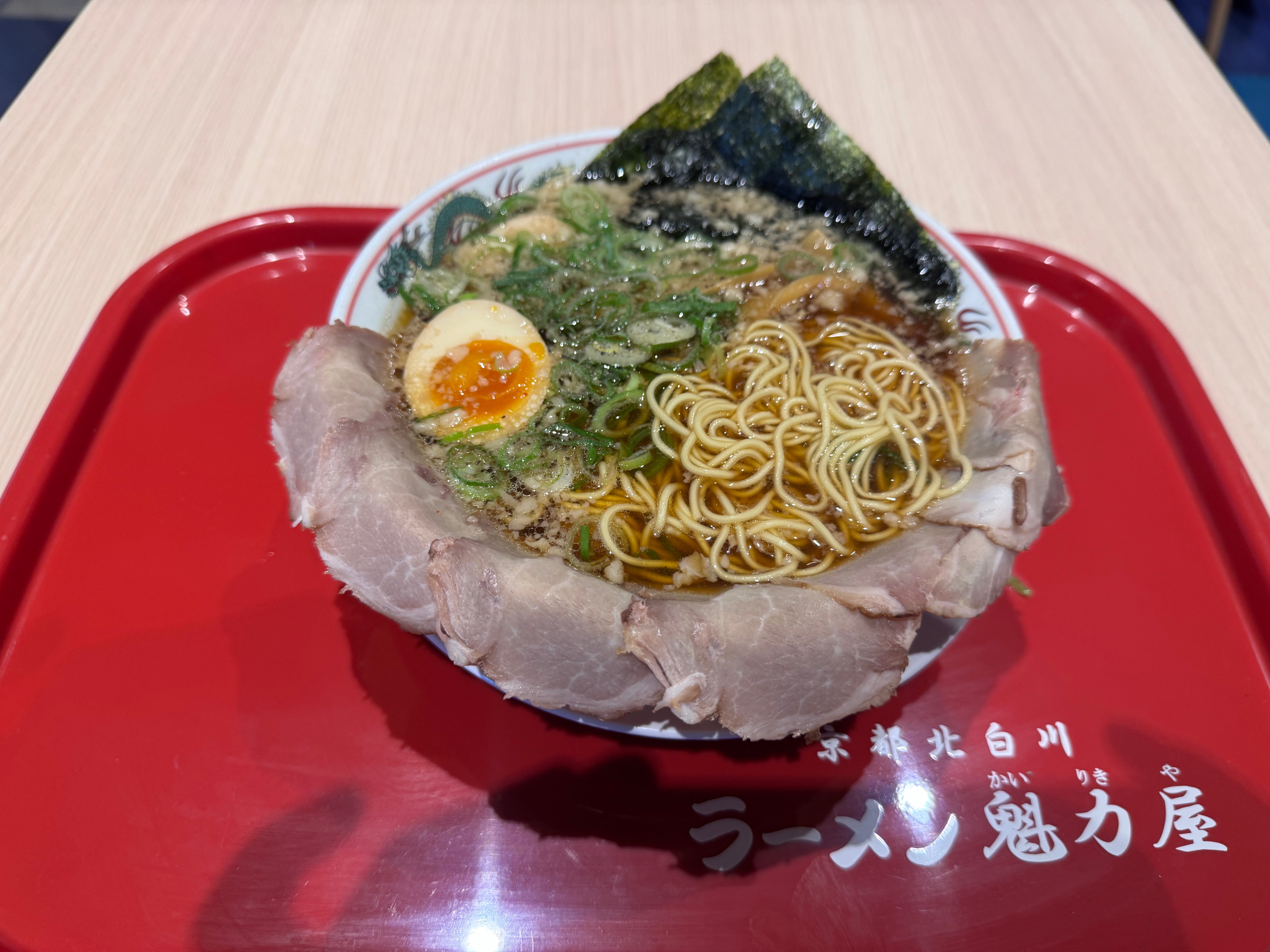 イオンモール高知で味わう「魁力屋の全部のせラーメン1000円」|京都背脂醤油の魅力と、フードコートから眺める街の風景